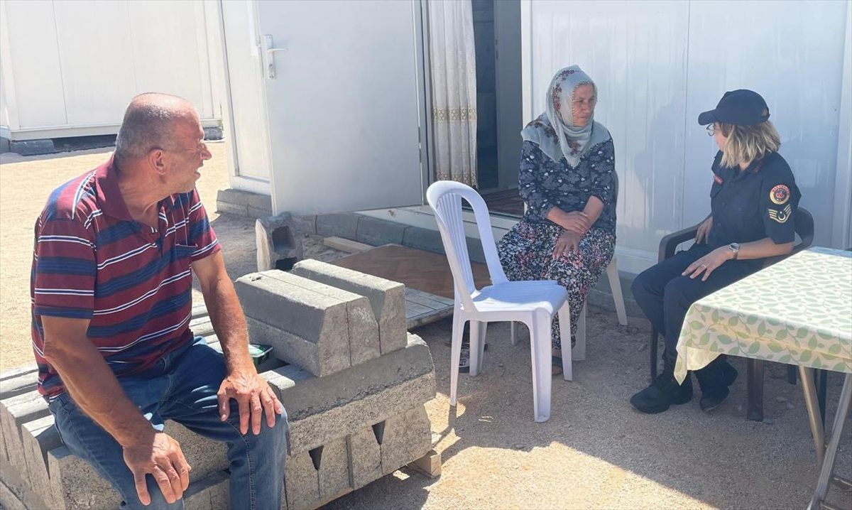 Kadın Jandarma Astsubaylar Depremzedelere Moral Verdi
