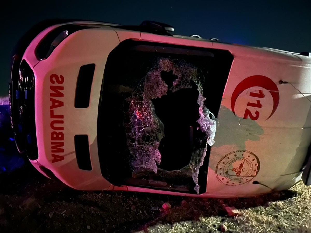 Elbistan\'da Ambulans Devrildi: 5 Kişi Yaralandı