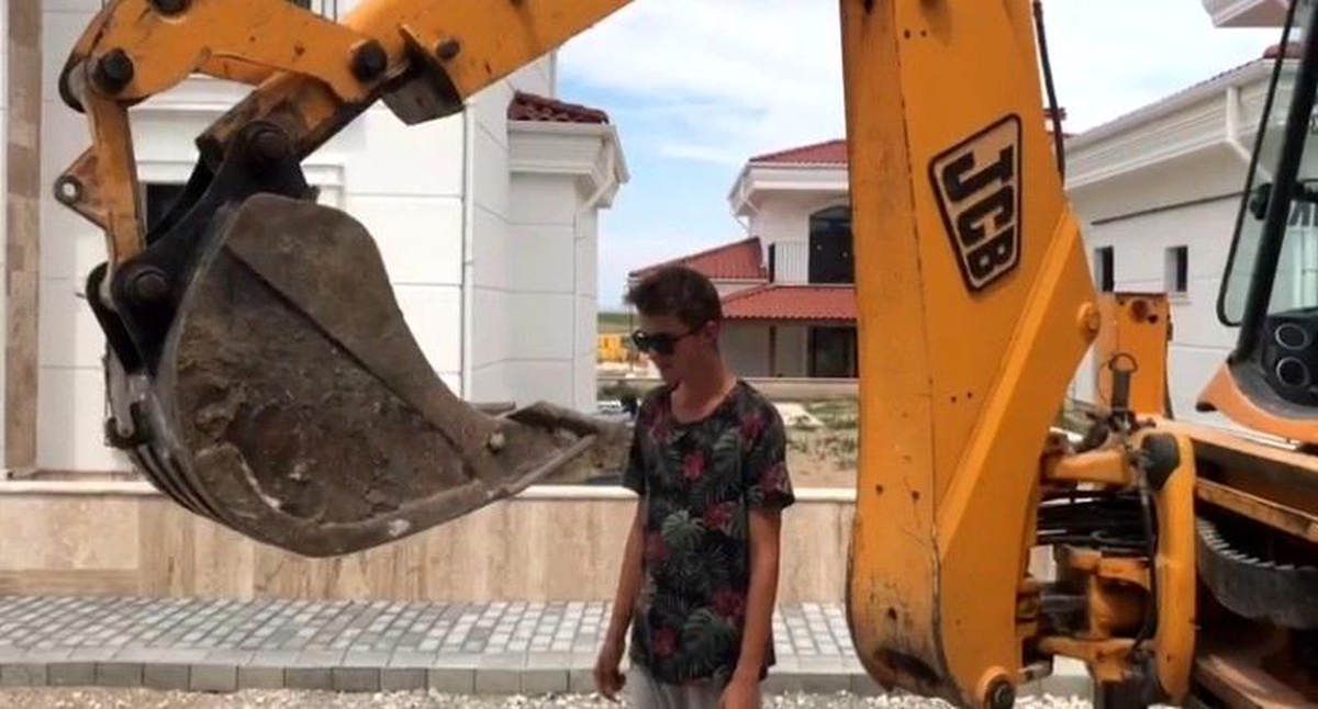Edirne\'de Kepçe Operatörü Yaprak Sarmasını Kepçeyle Yedirdi