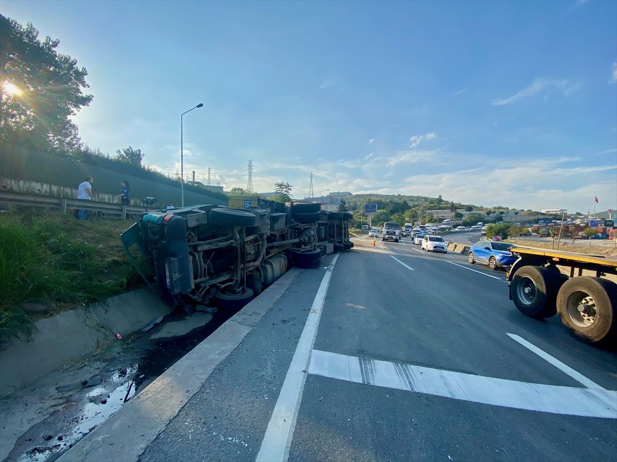 Kocaeli\'de devrilen tırın sürücüsü hayatını kaybetti