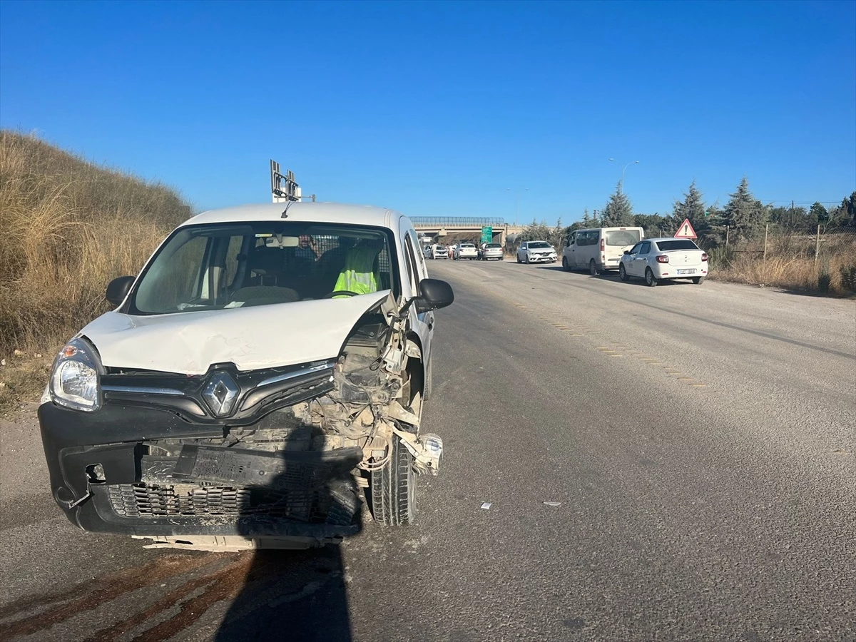 Gebze\'de Hafif Ticari Araçla Çarpışan Otomobilin Sürücüsü Yaralandı