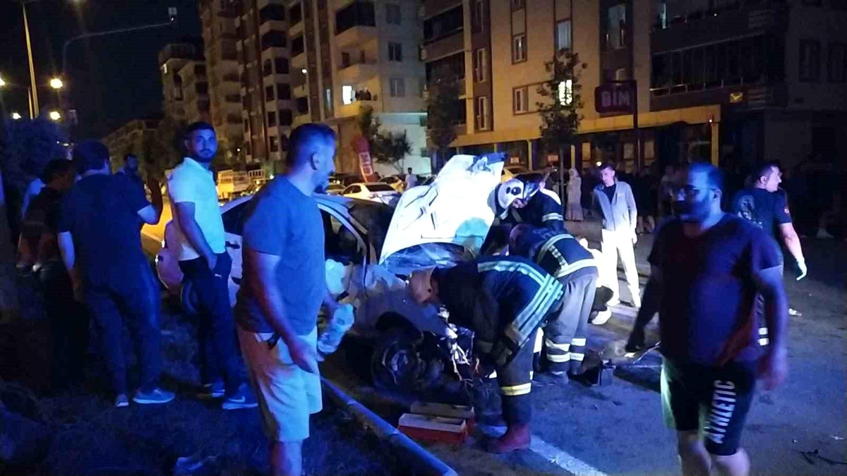 Çorum\'da Kontrolden Çıkan Otomobilin Karıştığı Trafik Kazasında 2 Kişi Yaralandı