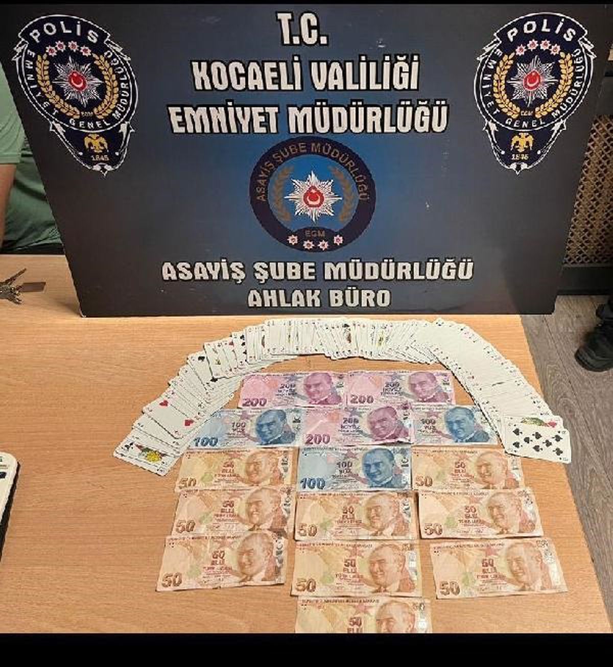 İzmit\'te Kumar Oynayanlar Suçüstü Yakalandı