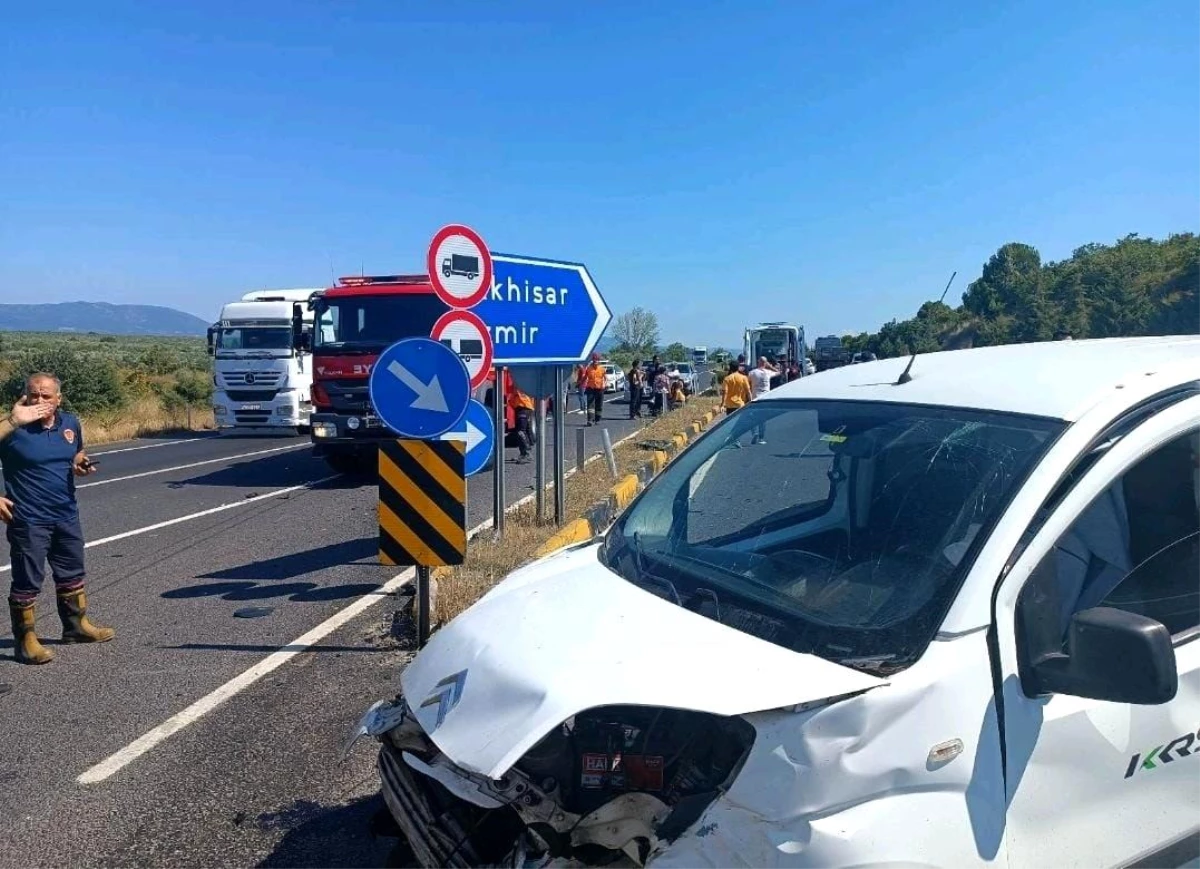 Manisa\'da trafik kazası: 4 kişi yaralandı