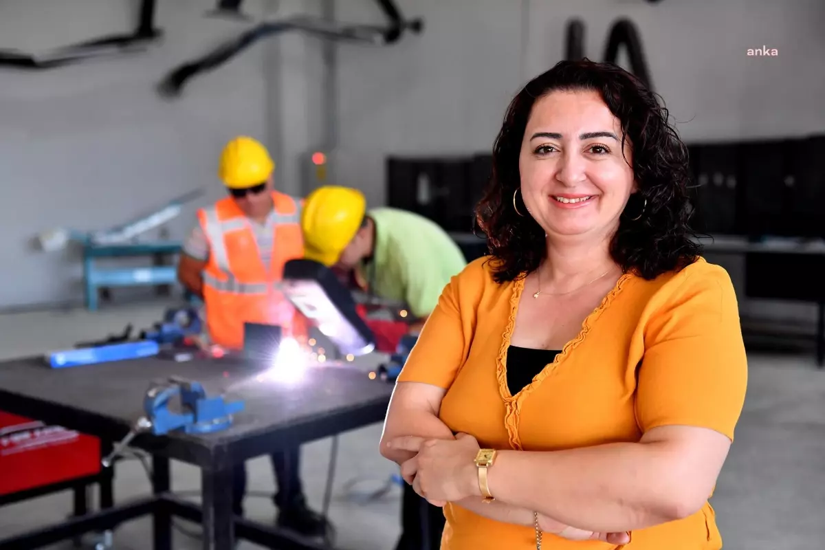 Mersin Büyükşehir Belediyesi, Tırmıl Sanayi Sitesi\'nde Mesleki Eğitim Merkezi\'nde eğitimlere devam ediyor