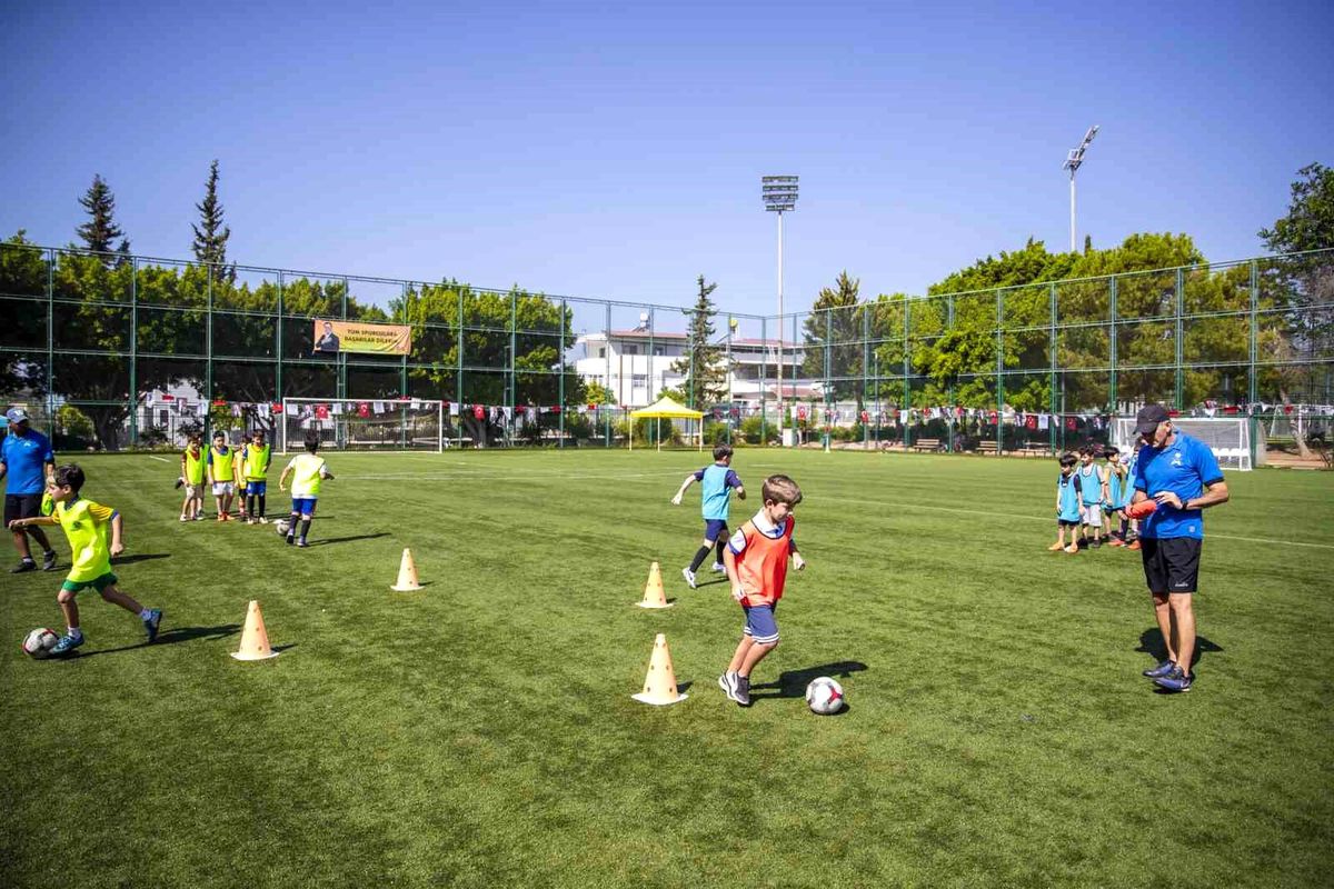 Mersin Büyükşehir Belediyesi Ücretsiz Futbol Kurslarıyla Çocukları Spora Teşvik Ediyor