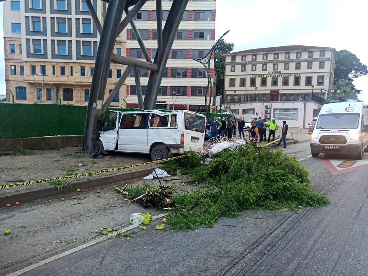 Giresun\'da Minibüs Kazası: 1 Ölü, 13 Yaralı