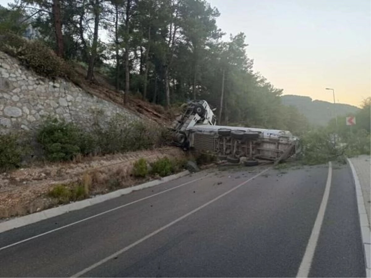 Muğla\'da Sıvılaştırılmış Doğal Gaz Taşıyan Tanker Yoldan Çıktı