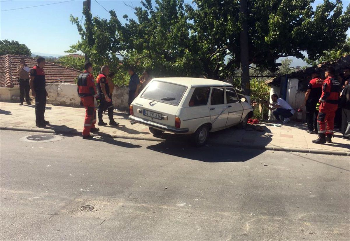Muğla\'da Otomobil Yayaya ve Elektrik Direğine Çarptı: 4 Yaralı
