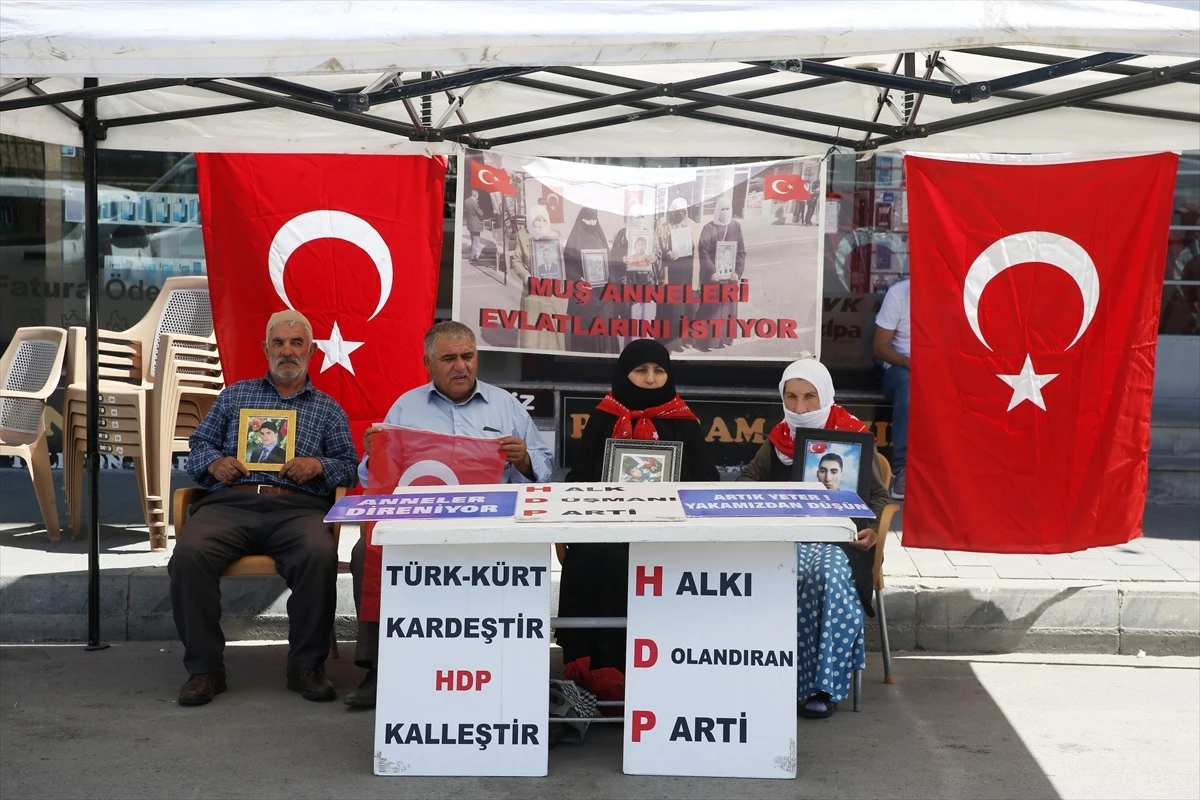 Muş\'ta Aileler HDP İl Başkanlığı Önünde Oturma Eylemi Yaptı