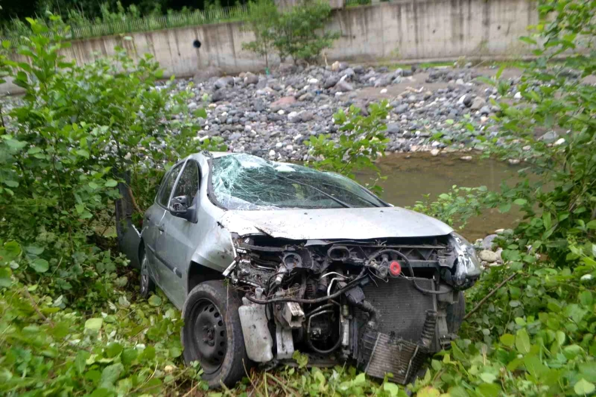 Trabzon Beşikdüzü\'nde Otomobil Dereye Uçtu: 4 Yaralı