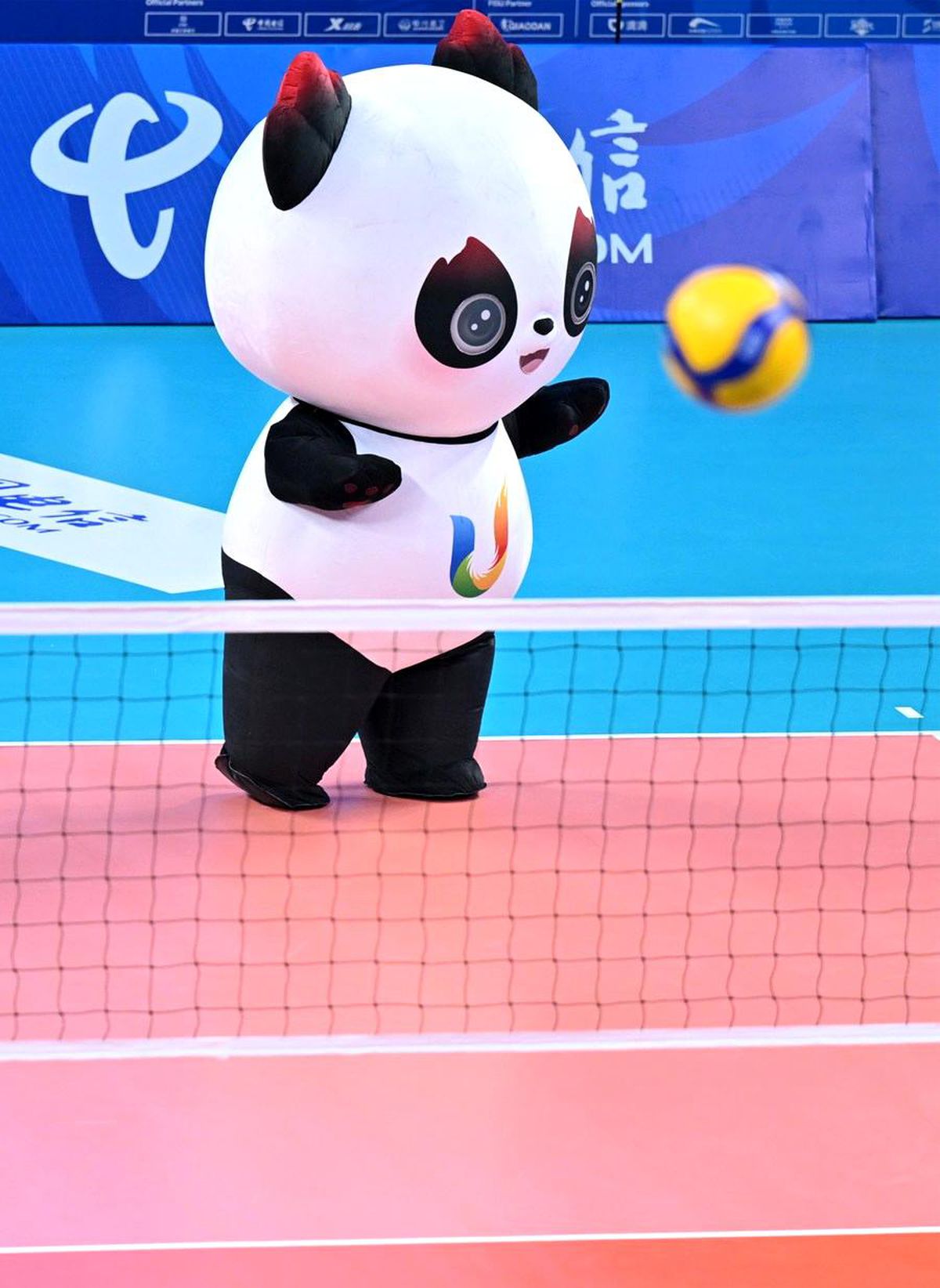 Dünya Üniversite Yaz Oyunları\'nda Rongbao adındaki panda maskotu büyük ilgi görüyor