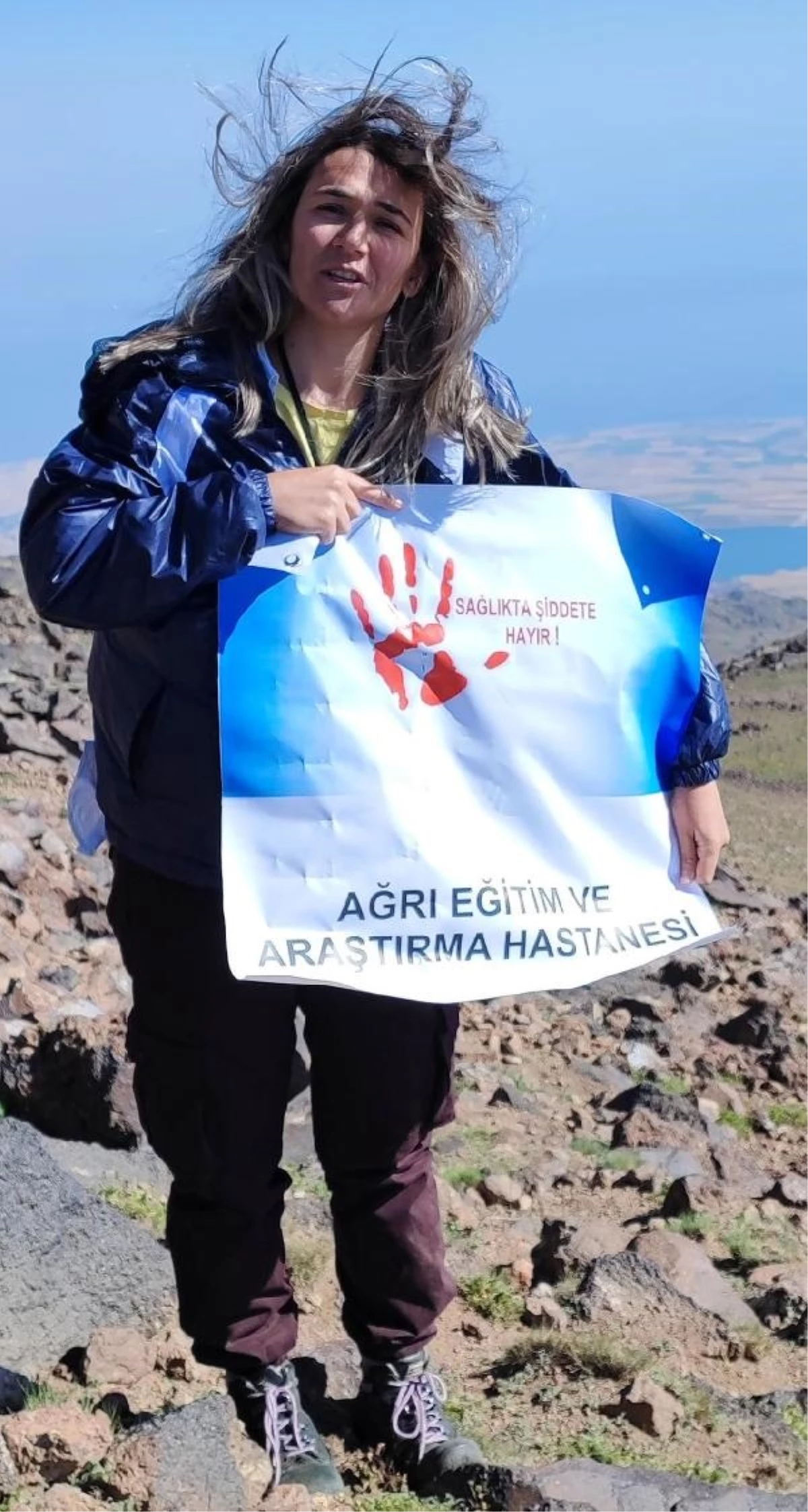Hemşire, Sağlıkta Şiddete Dikkat Çekmek İçin Dağa Tırmandı