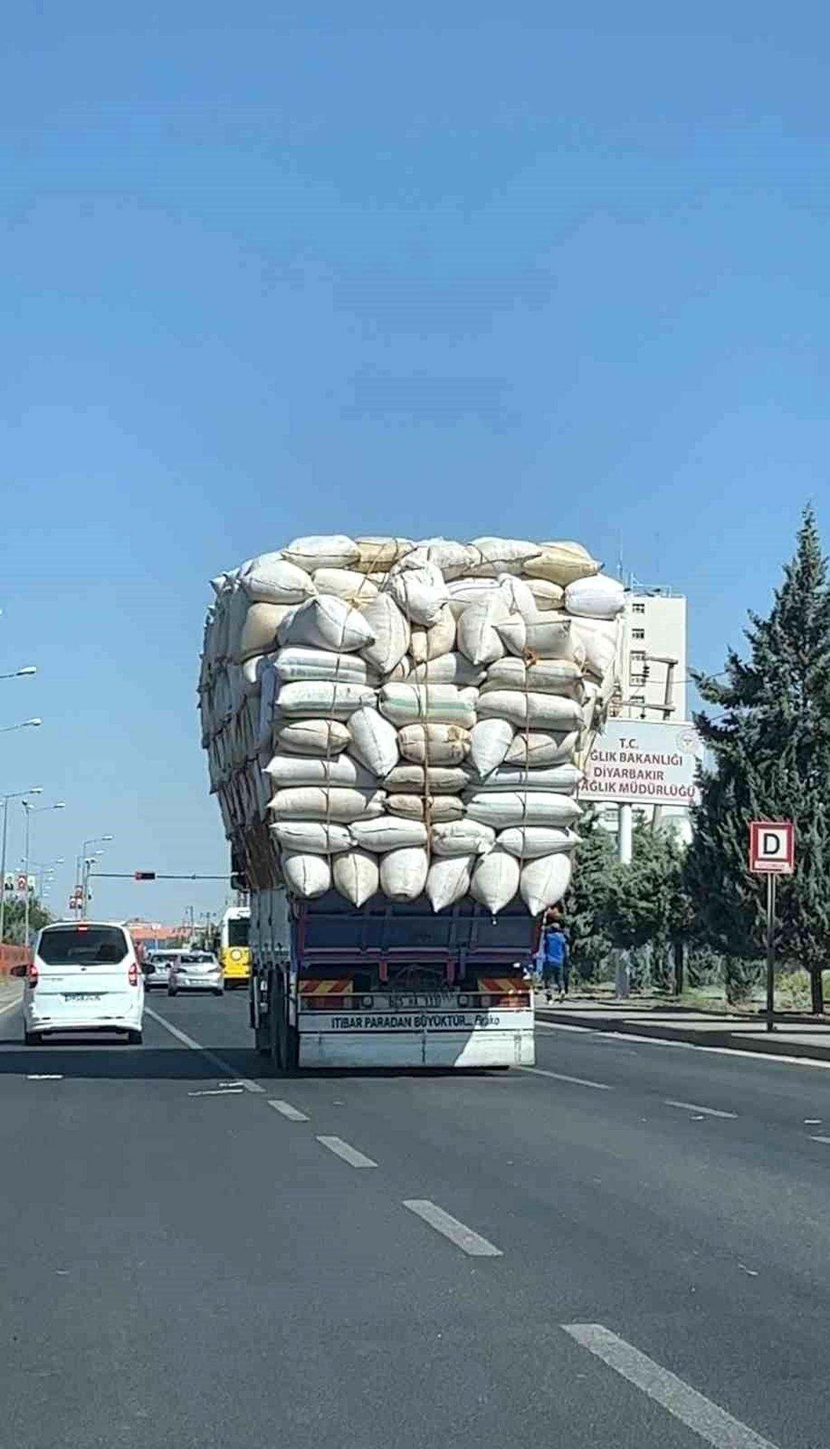 Diyarbakır\'da Aşırı Yükü ve Brandasız Saman Yüklü Kamyon Trafiği Tehlikeye Attı