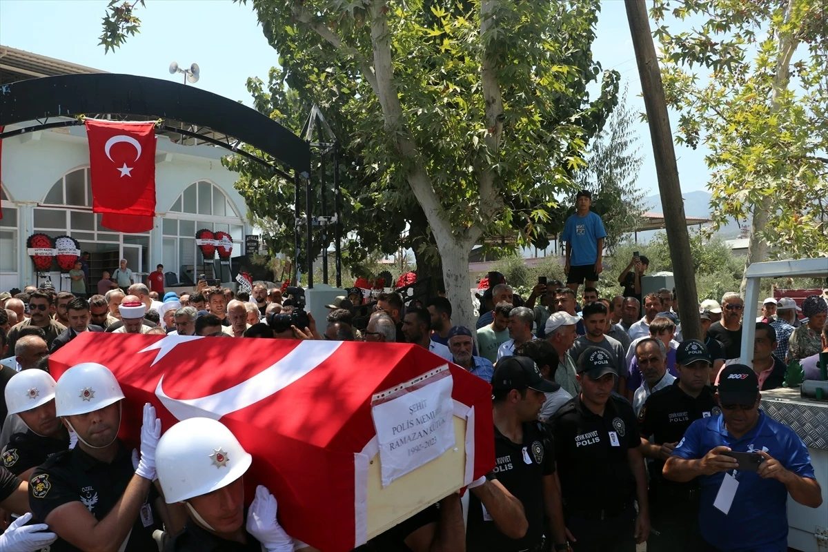 Şanlıurfa\'da Zırhlı Araç Devrilmesi Sonucu Şehit Olan Polis Memuru Ramazan Kütük\'ün Cenazesi Hatay\'da Defnedildi