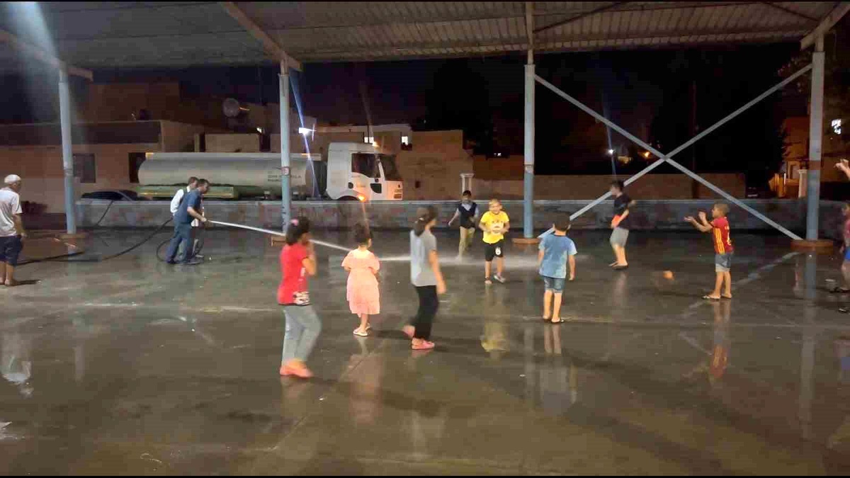 Şanlıurfa\'da çocuklar pazar alanında serinliyor
