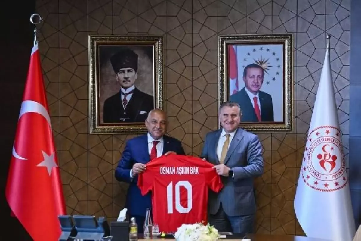 TFF Başkanı ve Yönetim Kurulu Üyeleri Gençlik ve Spor Bakanı\'na ziyarette bulundu