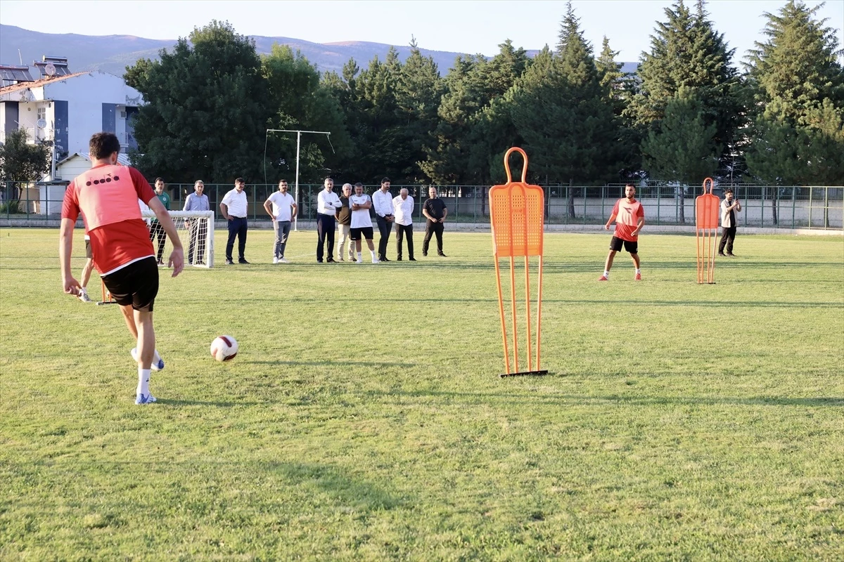 Tokat Belediye Plevnespor, 9 yeni futbolcuyla imza töreni düzenledi