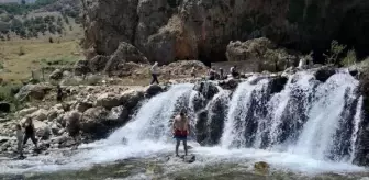 VAN'da Sıcaktan Bunalanlar Müküs Çayı'nda Serinliyor