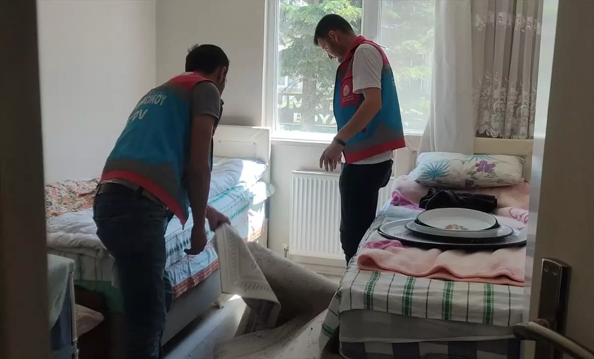 Gümüşhacıköy Kaymakamlığı SYDV Vefa Projesi ile yaşlı ve engellilerin evlerini temizliyor