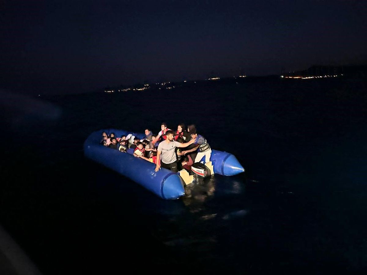 Çanakkale\'de Yunan Sahil Güvenlik Tarafından Geri İtildikten Sonra Kurtarılan 80 Kaçak Göçmen