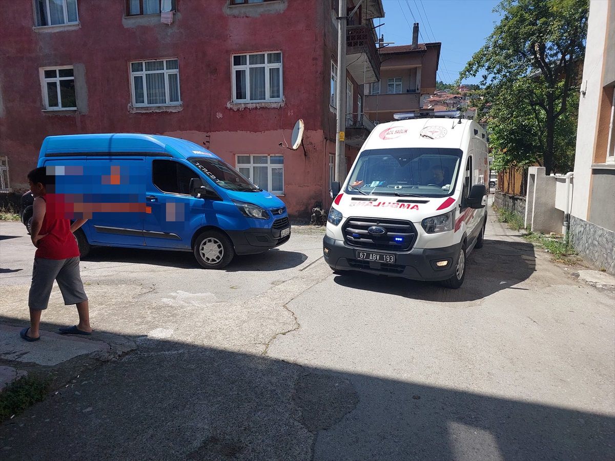 Zonguldak\'ta geri manevra yapan kargo aracı çocuğa çarptı