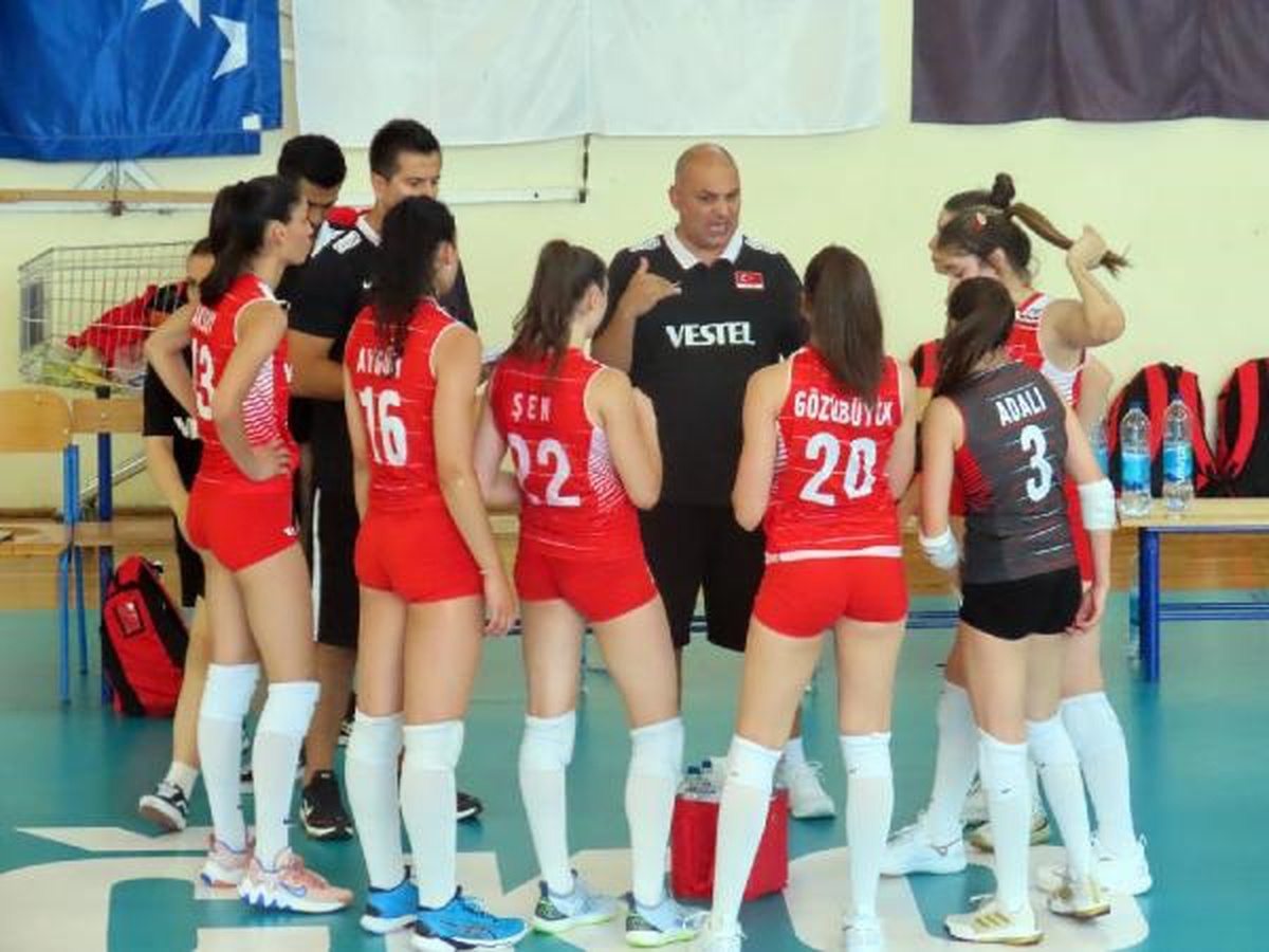 21 Yaş Altı Kadın Voleybol Milli Takımı, Karadağ\'ı 3-1 mağlup etti