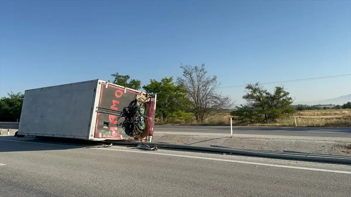 Afyonkarahisar'da kamyonun refüje devrilmesi sonucu 4 kişi yaralandı