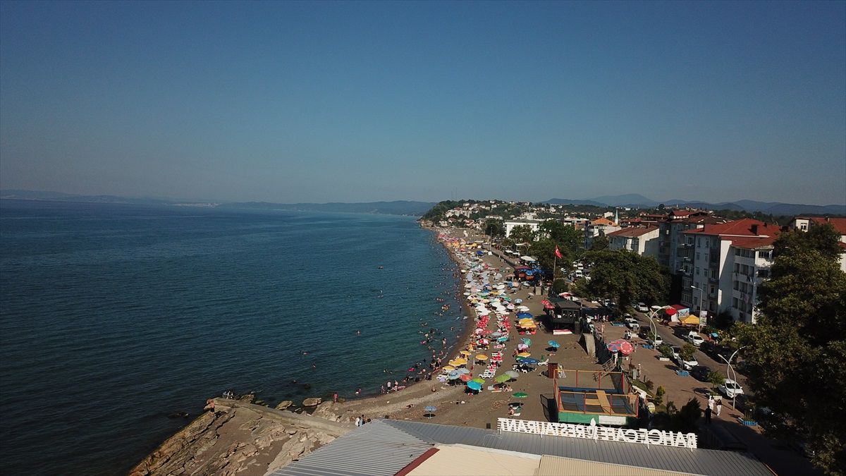Akçakoca\'da Sıcak Havada Plajlar Doldu