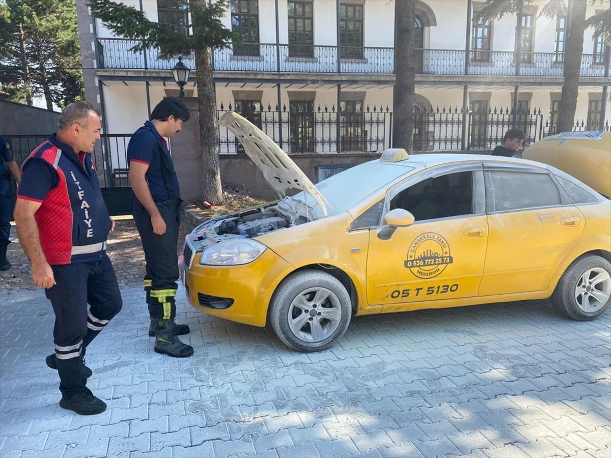 Amasya\'da seyir halindeki taksi alev aldı