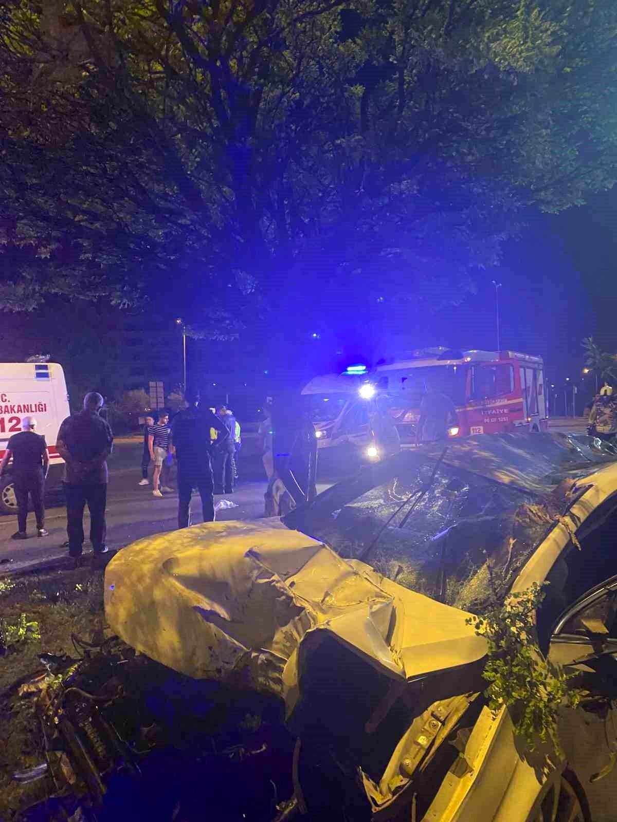 Ankara\'da aşırı süratli araç ağaca çarptı, 4 kişi yaralandı