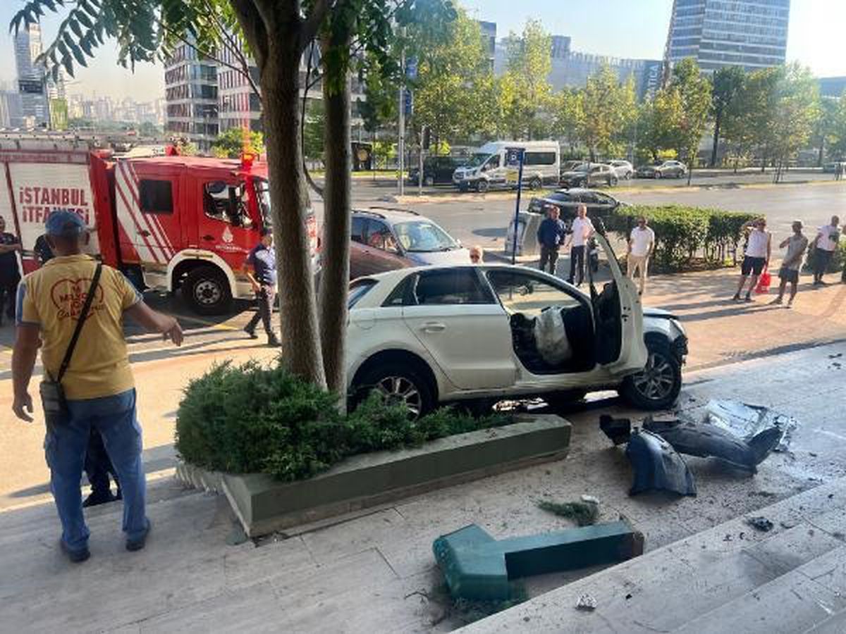 Ataşehir\'de Aşırı Hız Yapan Otomobil Kaldırıma Çıktı