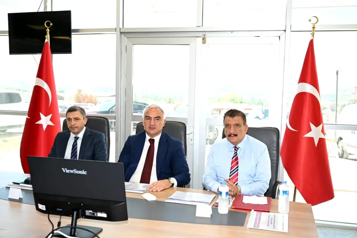 Kültür ve Turizm Bakanı Malatya\'da Depremzedeleri Ziyaret Etti