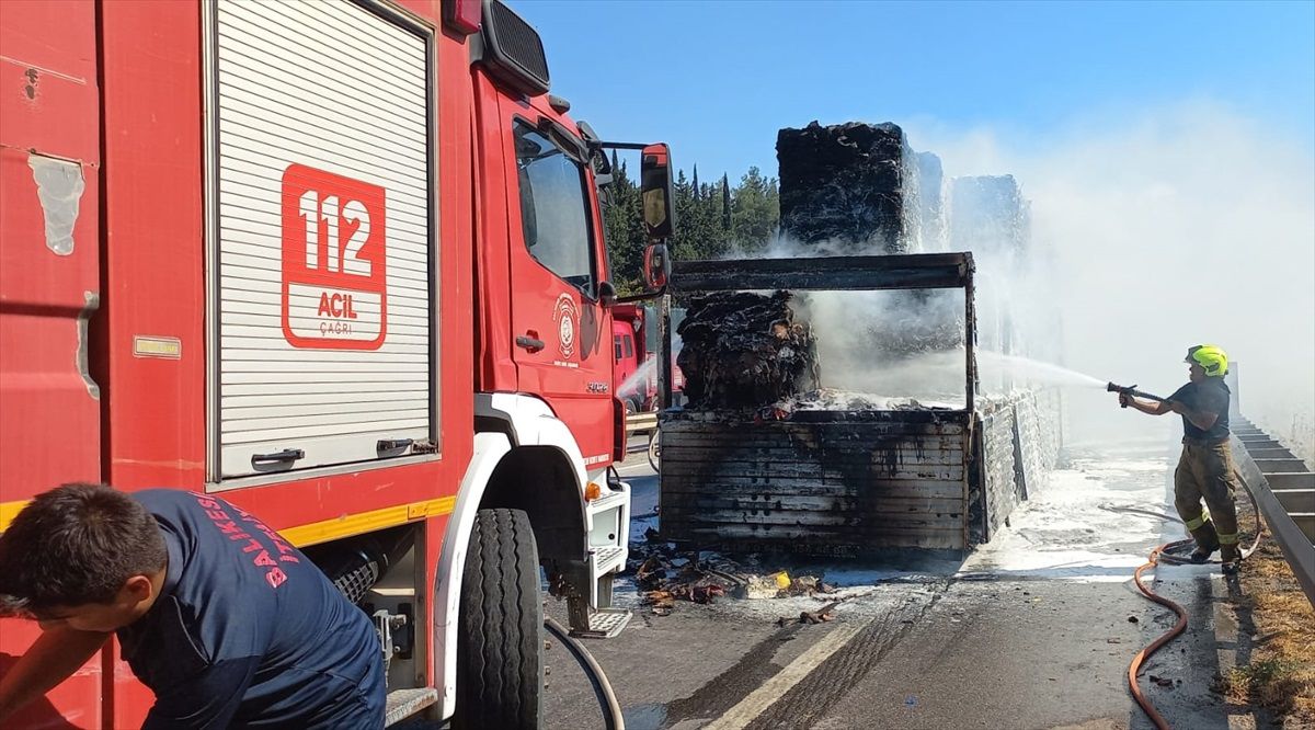 Balıkesir\'de seyir halindeki tırda çıkan yangın söndürüldü
