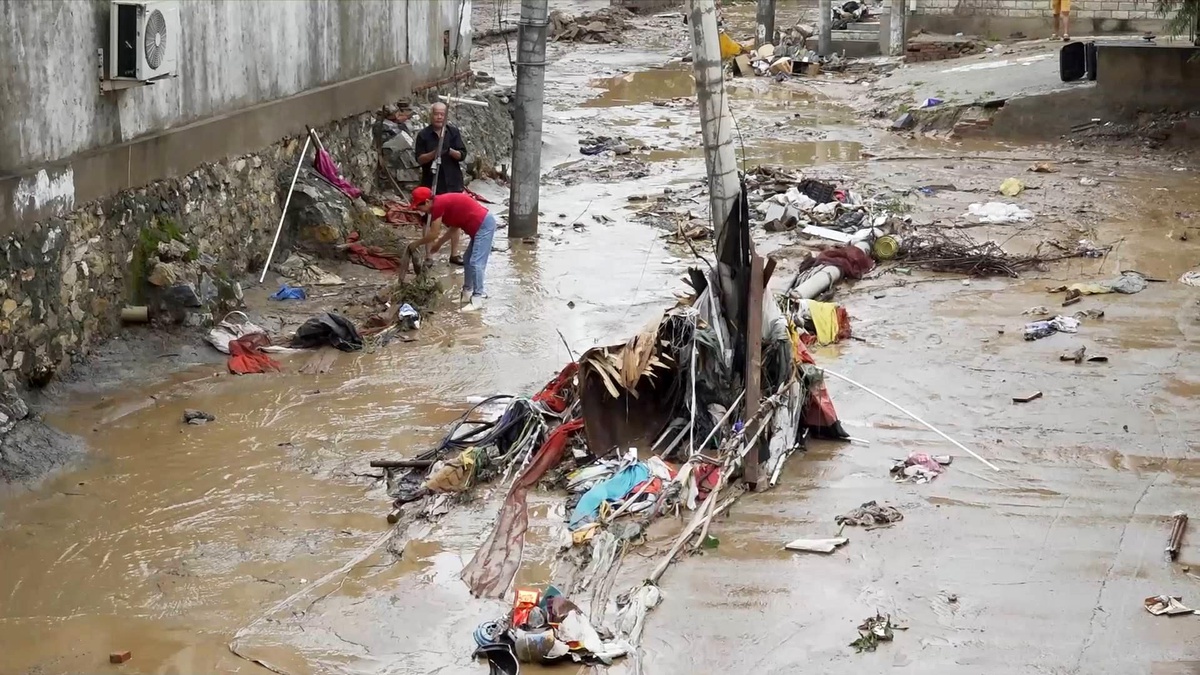 Beijing, Doksuri Tayfunu ardından sel enkazıyla mücadele ediyor