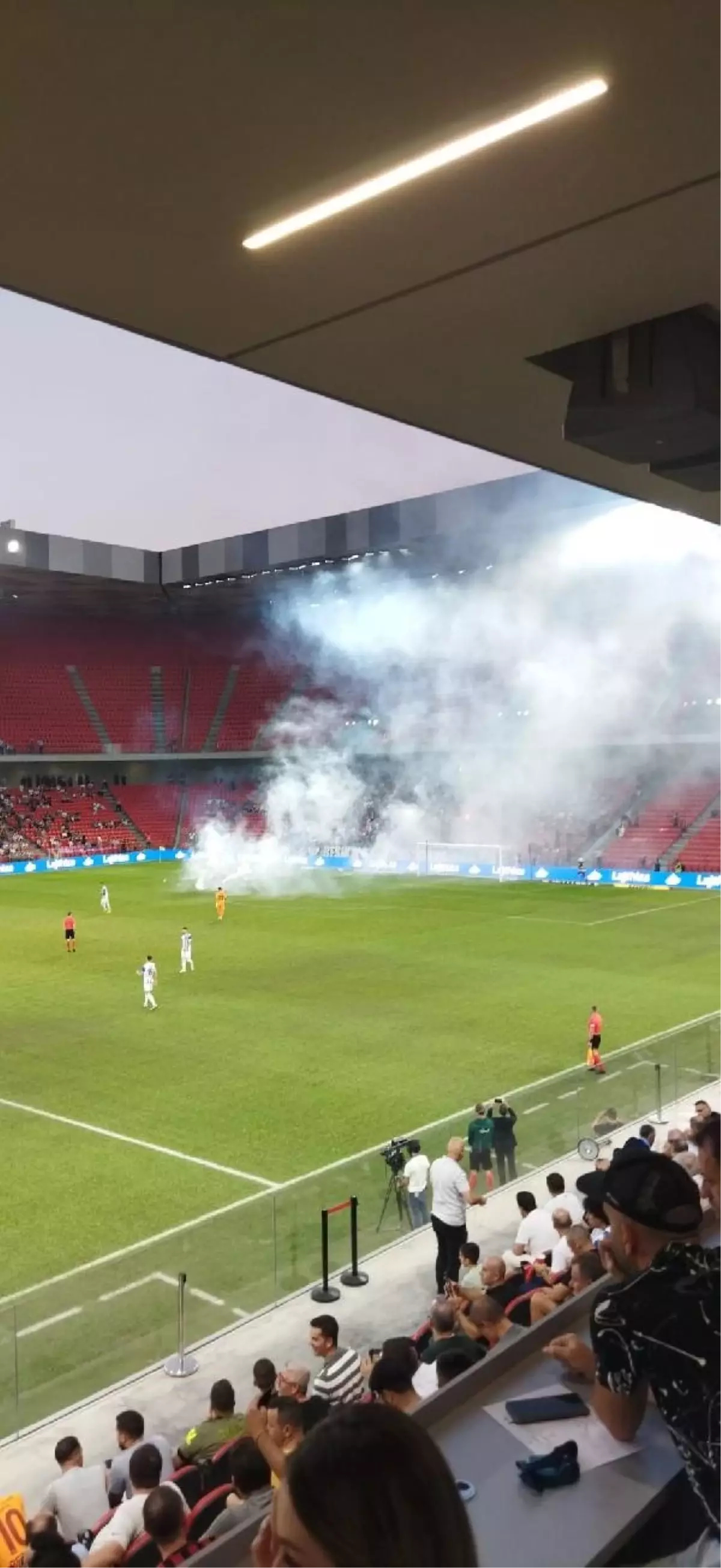 Beşiktaş-Tirana maçı meşaleler nedeniyle gecikti