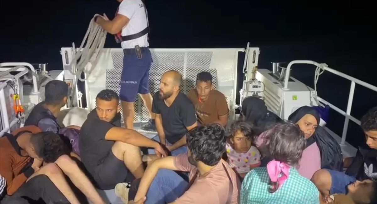 Yunanistan unsurlarınca Türk kara sularına itilen 22 düzensiz göçmen Bodrum\'da kurtarıldı