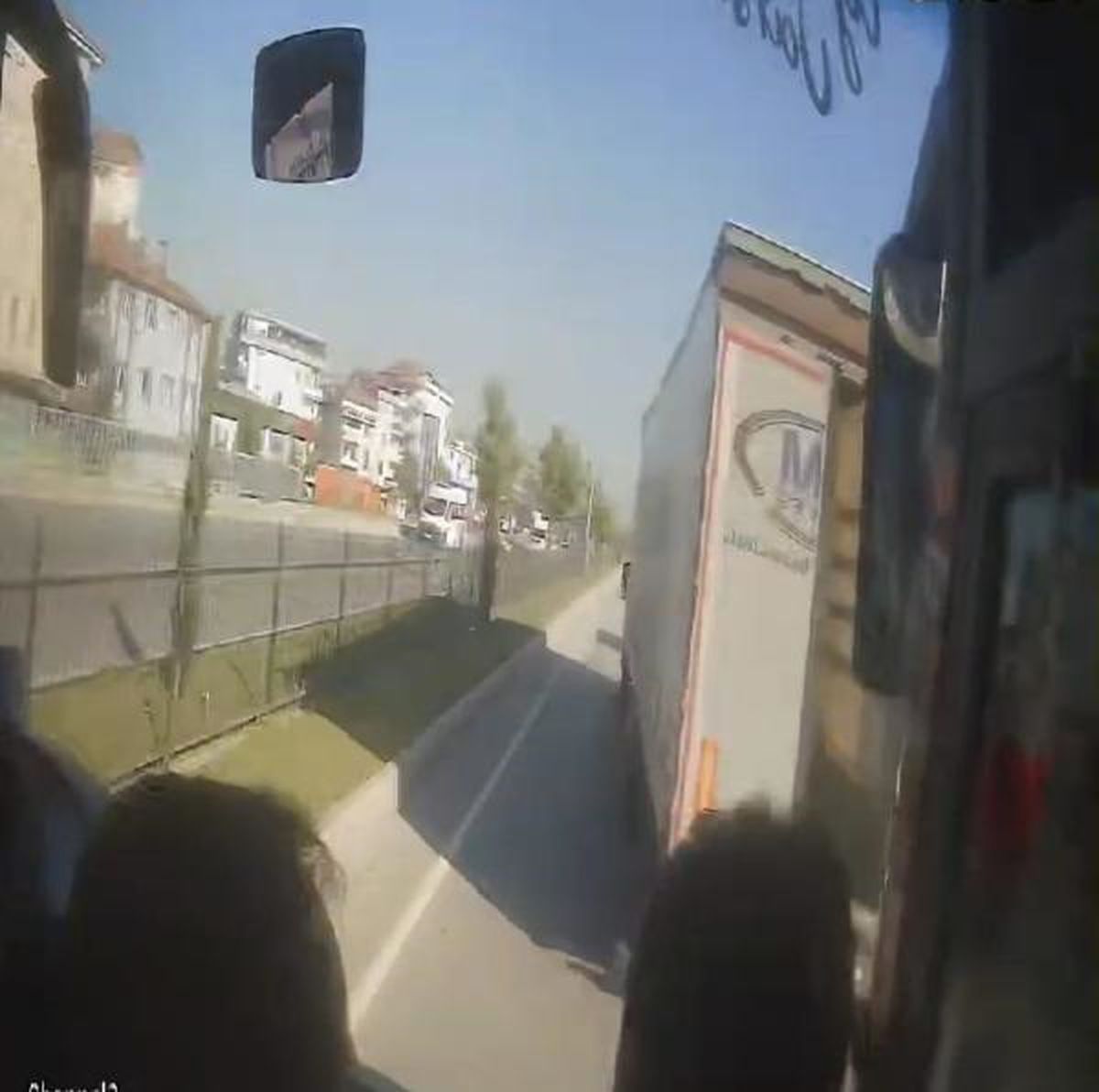 İnegöl\'de otobüs, TIR ve midibüsün karıştığı kaza: 2 yaralı