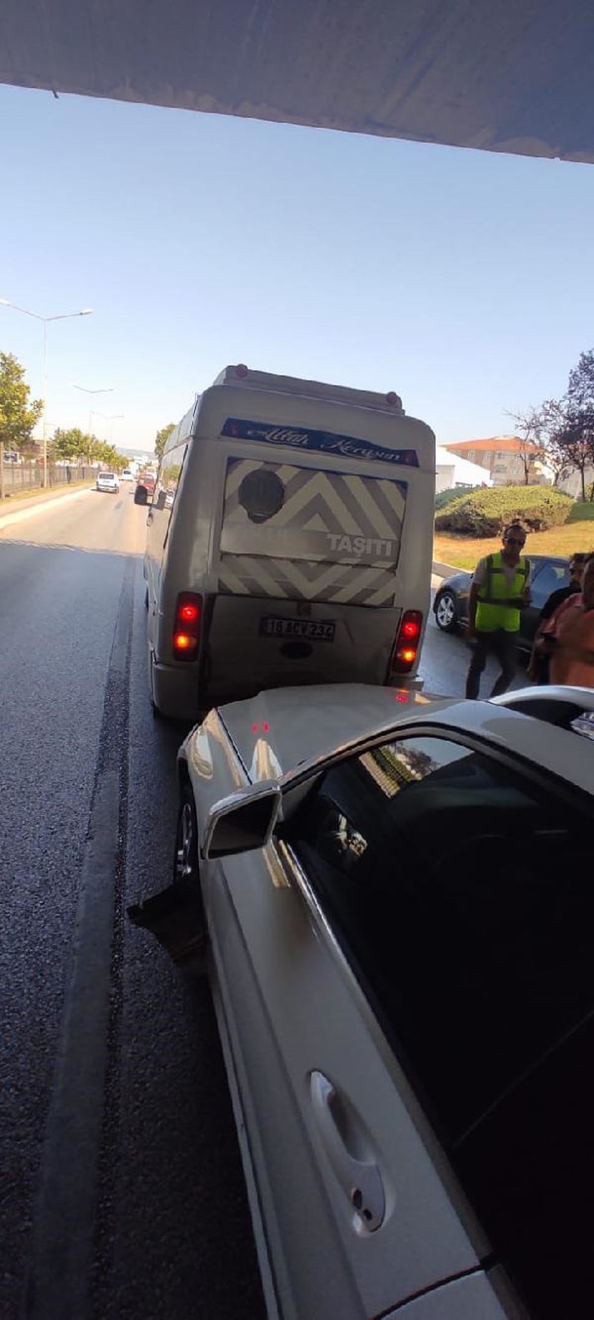 İnegöl\'de otomobil ile servis minibüsü çarpıştı: 5 yaralı