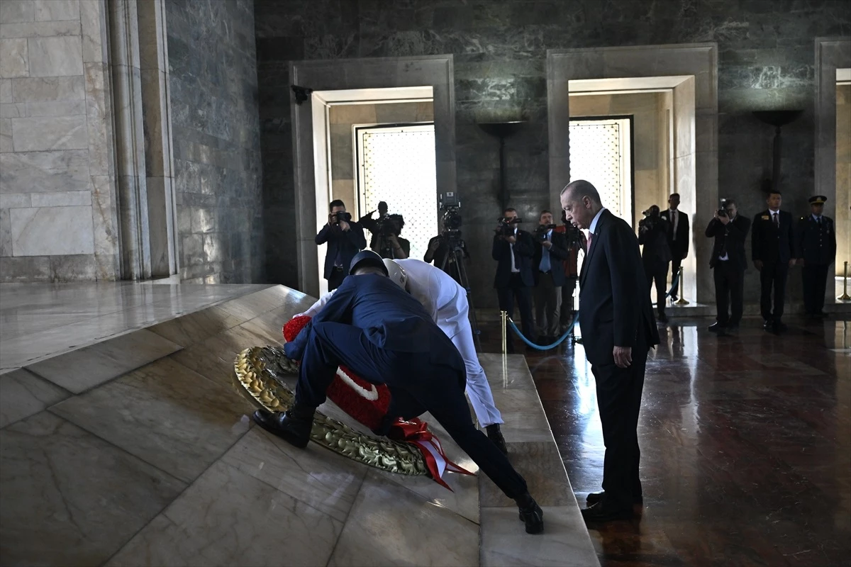 Cumhurbaşkanı Erdoğan ve YAŞ Üyeleri Anıtkabir\'i Ziyaret Etti