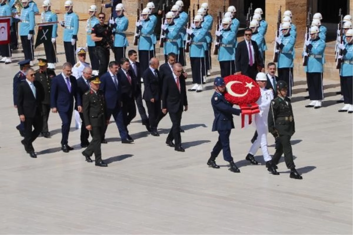 Cumhurbaşkanı Erdoğan, YAŞ Öncesi Anıtkabir\'i Ziyaret Etti