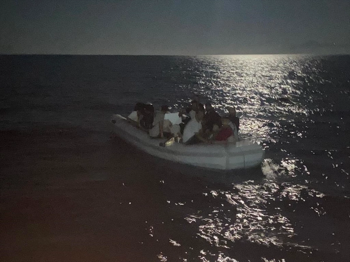Yunanistan unsurlarınca Türk kara sularına itilen 24 düzensiz göçmen Datça\'da karaya çıkarıldı