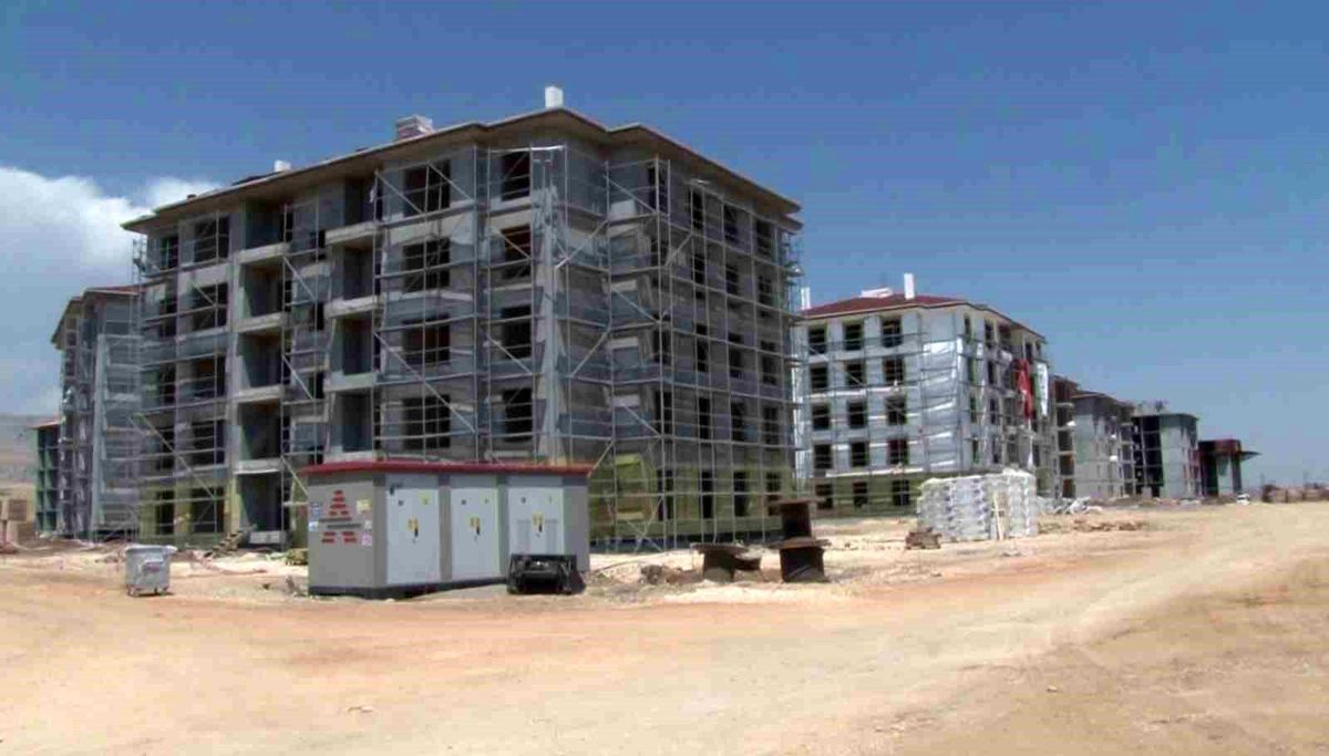 Adıyaman\'da TOKİ tarafından yapılan deprem konutlarında ince işçilik çalışmaları başladı
