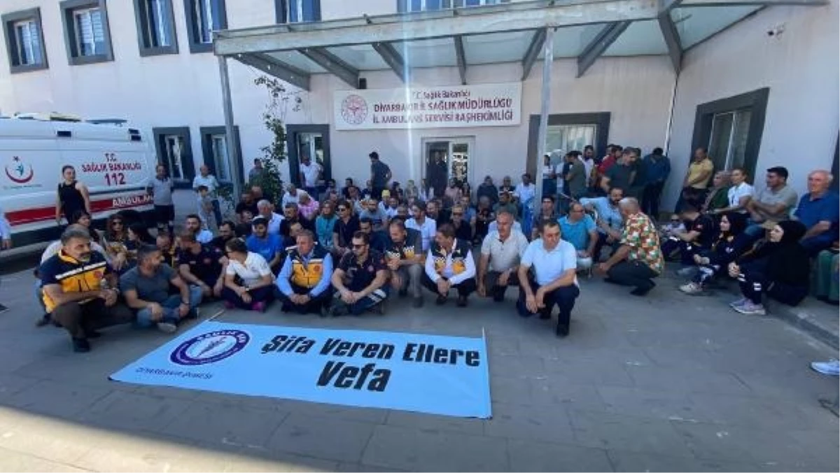 Diyarbakır\'da Ambulans Saldırısı: Sağlıkçılardan Oturma Eylemi