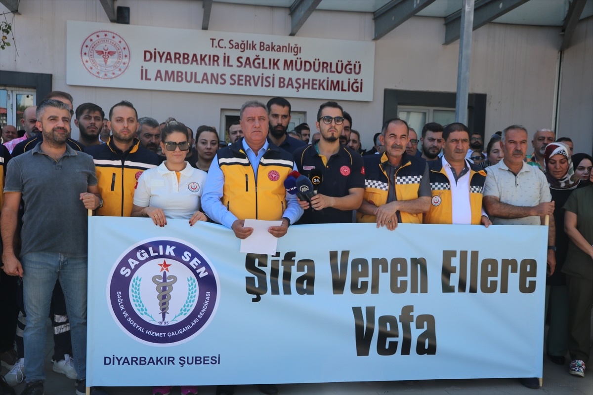 Diyarbakır\'da sağlık çalışanları saldırıya tepki gösterdi