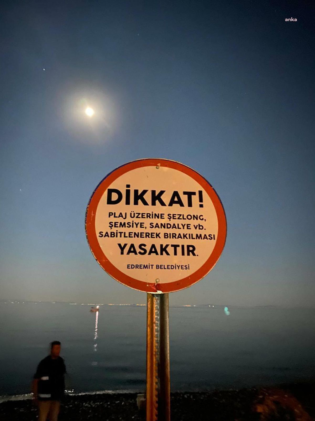 Edremit Belediyesi Zabıta Ekipleri Sahillerdeki Şezlong ve Şemsiyeleri Topladı