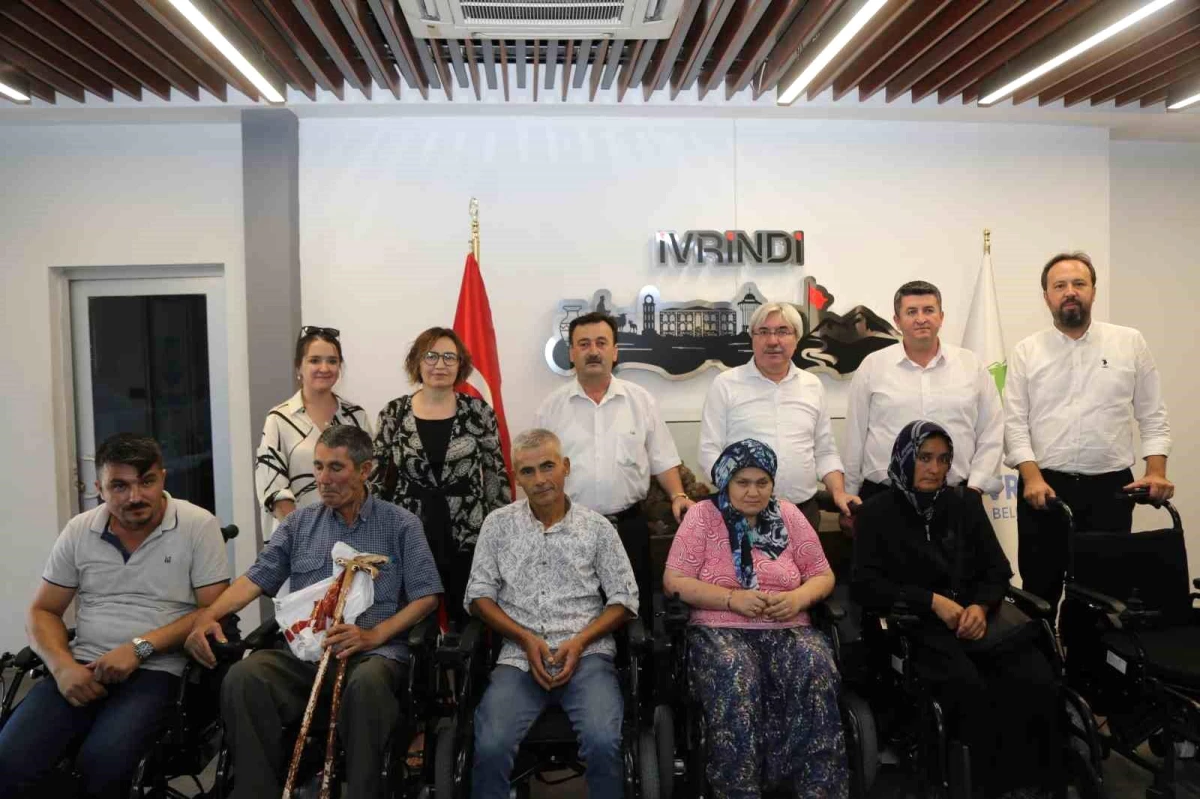 İvrindi Belediyesi Engellilere Tekerlekli Sandalye Dağıttı