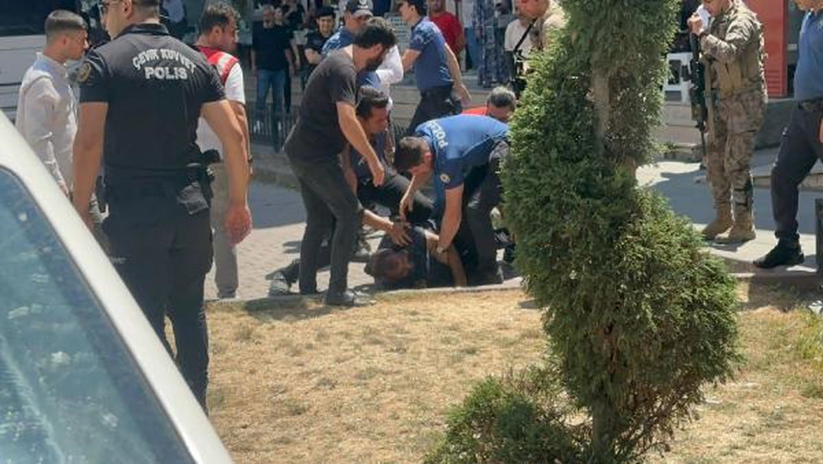 Esenyurt saldırısıyla ilgili gözaltına alınan şüphelilerin sevk edildiği adliye önünde gözaltına alındı