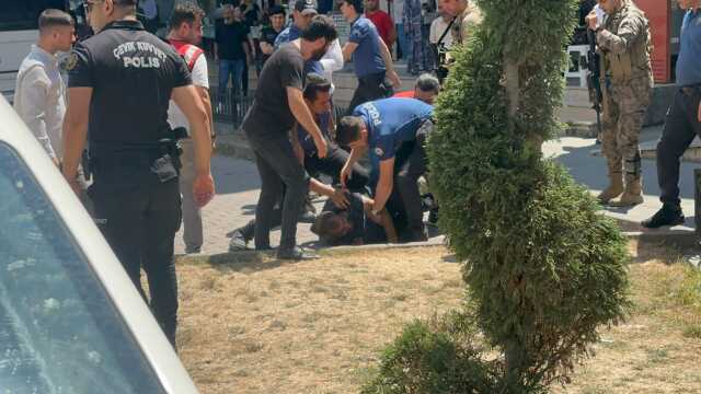 Esenyurt saldırısıyla ilgili gözaltına alınan şüphelilerin sevk edildiği adliye önünde gözaltına alınan kişi Esenyurt saldırısıyla ilgili gözaltına alınan şüphelilerin sevk edildiği adliye önünde gözaltına alınan kişi