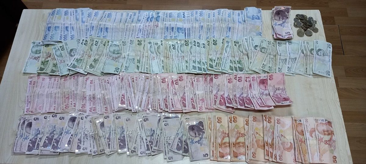 Eskişehir\'de Dilencinin Attığı Poşette 13 Bin 630 Lira Bulundu